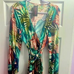 Beautiful Maxi dress with gorgeous flow and color pattern.